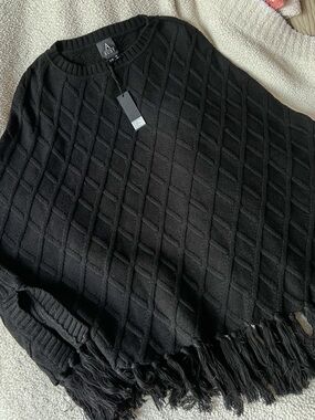 NWT black textured pattern fringe women’s shawl poncho